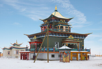 Obraz premium Buddhist temple on a sunny winter day