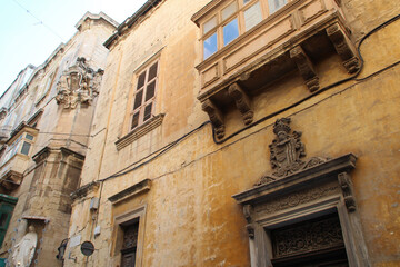 Fototapeta na wymiar ancient buildings (habitation) in valletta in malta 