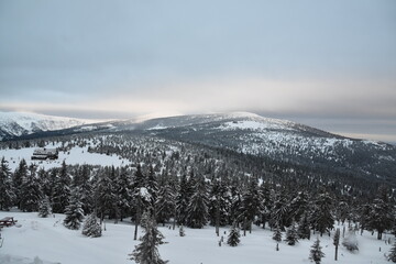 Karkonosze, zima, trudne warunki na szlakach górskich, śnieg, 