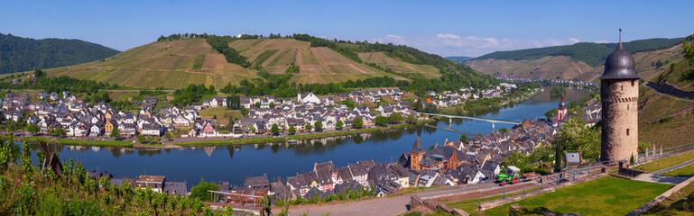 Zell an der Mosel mit Pulverturm, Rheinlandpfalz, Deutschland, Europa, Panorama © Aggi Schmid