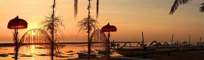 Fototapeta na wymiar Sonnenuntergang, Abendstimmung mit Dekoration am Meer, Bali, Indonesien, Südostasien, Panorama
