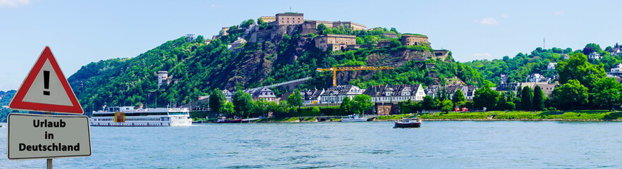 Fototapeta na wymiar Schild Urlaub in Deutschland Koblenz
