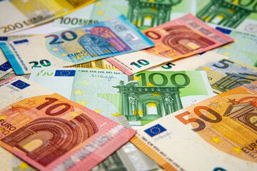 Obraz na płótnie Canvas Viele Euroscheine - 100 Euroschein liegt in der Mitte