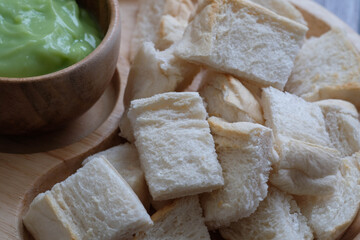 Close up pandan custard & bread 