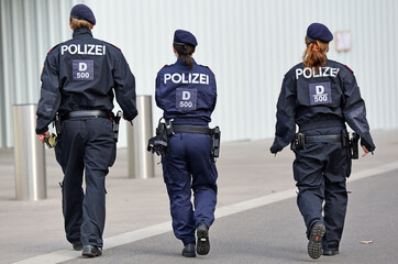 Polizei-Einsatz und Polizei Kontrolle in Wien - Lockdown Shutdown (Österreich) - Police operations...