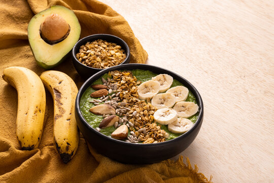 Abacate, banana e granola