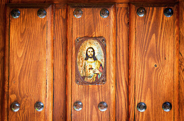 Imagen de Jesús sobre puerta de madera