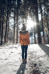 Femme jeune et belle en hiver dans la for&ecirc;t froide et enneig&eacute;e