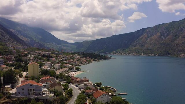 Montenegro. Boka Kotor Golf. Blick auf die malerische K&uuml;stenstadt Kotor.