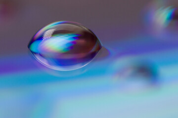 Wassertropfen auf einer CD-DVD