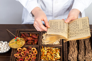 Young Chinese medicine is preparing Chinese herbal medicine