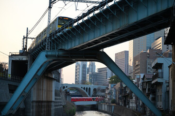 Obraz premium 夕方の神田川と総武線と丸ノ内線