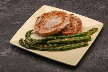 Grilled tuna steak with asparagus