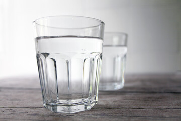 Zwei Gläser mit Wasser stehen auf einem Tisch