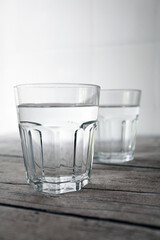 Zwei Gläser mit Wasser stehen auf einem Tisch