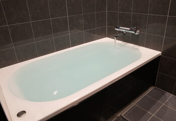 お湯が溢れ出したバスタブ