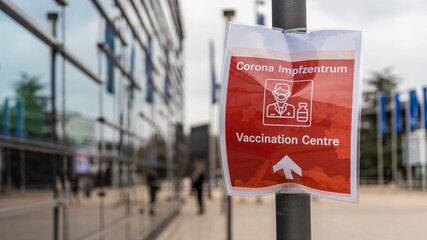 Hinweisschild zu einem Corona Impfzentrum