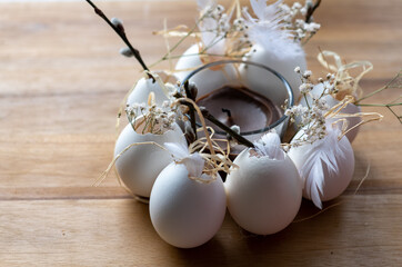  Oster und Frühlingsdeko mit einer Kerze, weiße Eier im Kreis schön mit Naturmaterialien...