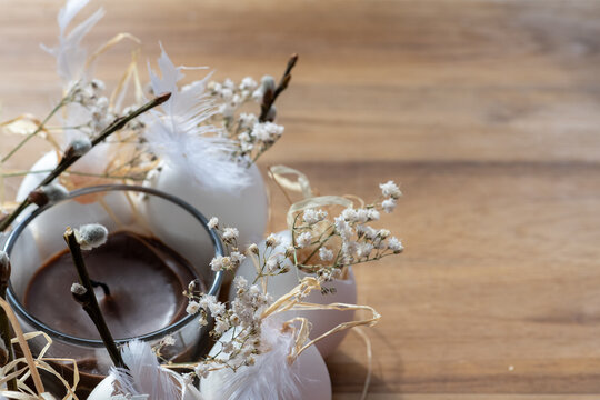 Dekoration zu Ostern mit wei&szlig;en Eiern und sch&ouml;nen Kerze.