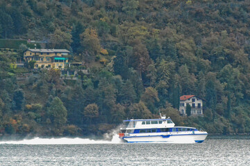 Un aliscafo naviga sul Lago di Como.