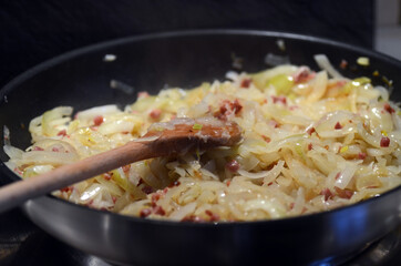 Zwiebeln mit Speckwürfeln anbraten