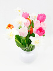 Ein kleiner bunter Tulpenstrauß auf weißem Grund
