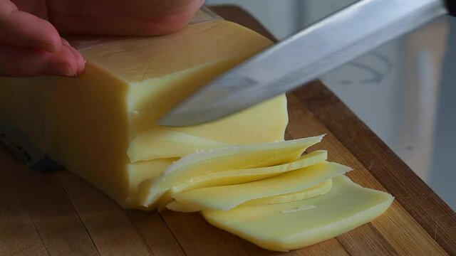Cutting Turkish delicious kashar cheese, cheddar cheese, which is difficult to cut with a knife,