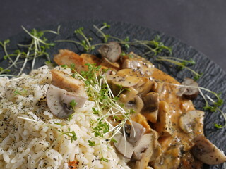 Reis mit Champignons und Geflügel
