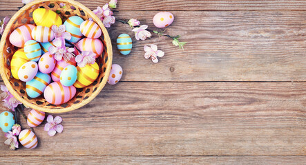 Obraz na płótnie Canvas Gift card with colorful easter eggs on old wooden table.
