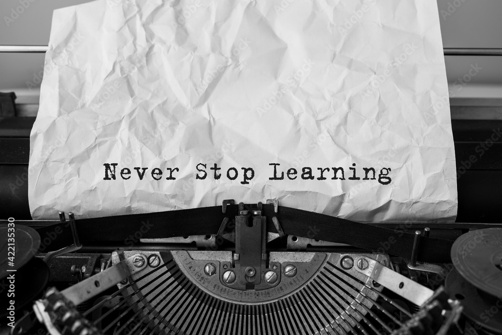 Aufkleber Text Never Stop Learning typed on retro typewriter