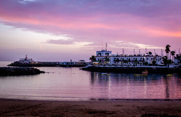 Obraz premium Purple sunset at the beach