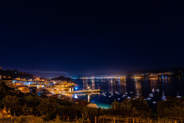 Pueblos costeros de noche