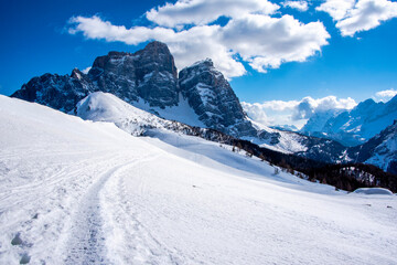 Obraz premium white valleys in the dolomites ten