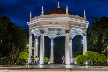 Obraz premium BACOLOD, PHILIPPINES - FEBRUARY 5, 2018: Evening view of Bacolod Plaza Bandstand in Bacolod, Philippines