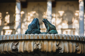 Ranas de bronce en una fuente