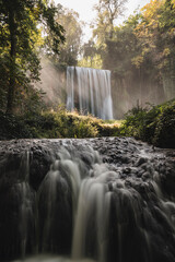 Cascada entre rayos de luz en la selva 