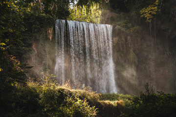 Cascada entre rayos de luz en la selva