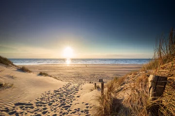 Fotobehang Noordzee, Nederland pad naar Noordzeestrand in de zon