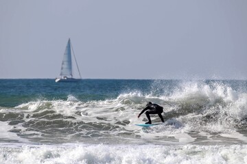 Naklejka premium Surfeur et voilier