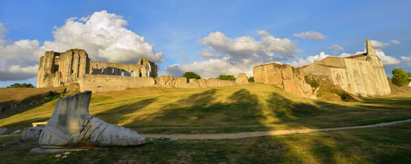 Panoramique abbaye de Maillezais (85420) et le pied du géant, département de la Vendée en région Pays de la Loire, France