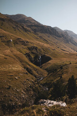Agua entre montañas. Cascada escondida