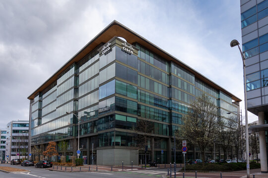Issy-les-Moulineaux, France - 21 mars 2021: Vue ext&eacute;rieure du si&egrave;ge social fran&ccedil;ais de Cisco Systems France. Cisco Systems est une entreprise informatique am&eacute;ricaine
