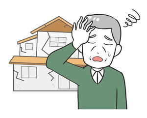 老朽化した家　悩む高齢男性