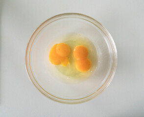 Zwillingseier, aus 2 Eiern 4 Dotter