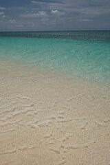 Obraz premium Small waves lap on the shore of the Cayman Islands in the British West Indies