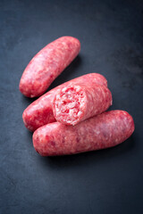 Traditionelle rohe italienische Italian Salsiccia Fresco Wurst angeboten als close-up auf einem...