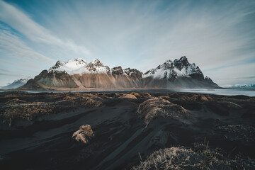 Das Vestrahorn ist ein isländischer Berg, der direkt am atlantischen Ozean liegt. Einfach...