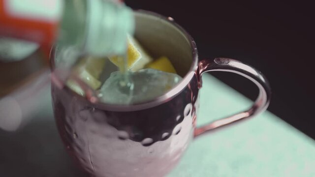 Frucht Sirup wird in den Kupferbecher gef&uuml;llt und mit einem Alkoholischem Getr&auml;nk mit dem Strohhalm vermischt. 4k 120 FPS 10 Bit 4:2:2