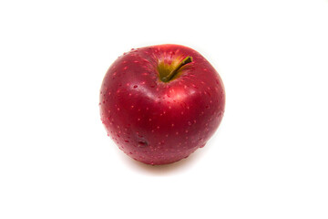 Une pomme rouge mouillée sur un fond blanc
