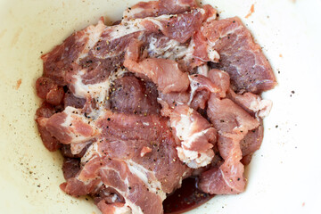 Plato de carne marinada lista para asar